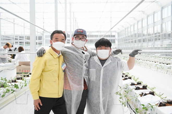 6일 이항진 시장이 국내 1호 컨소시엄형 장애인표준사업장인 푸르메여주팜에서 청년들과 기념사진을 찍고 있다. 여주시 제공 