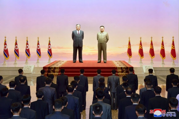 금수산태양궁전 참배하는 북한 당세포비서들