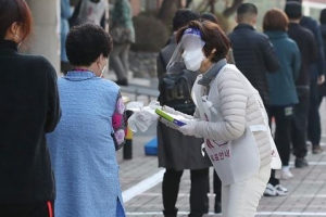 [포토] 손소독하고 비닐장갑 끼고…투표 방역수칙 ‘철저히’