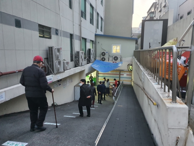7일 오전 6시 서울 관악구 대학동주민센터에 마련된 서울시장 선거 투표소가 열리자마자 미리 와서 줄 서 있던 시민들이 안으로 들어서고 있다. 최영권 기자 story@seoul.co.kr