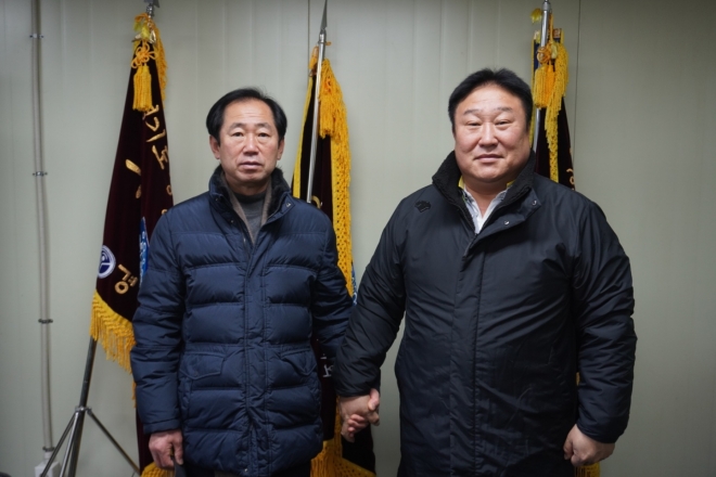 권동철 감독(왼쪽)과 김도협 고양시야구소프트볼협회장이 ‘고양시민야구단’창단을 추진하기로 하고 기념사진을 찍고 있다.