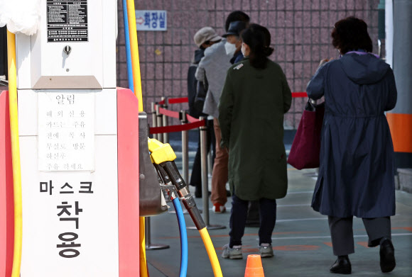 포착] 숯가마에서 뜨거운 한 표… 이색 투표소 모음 | 서울신문