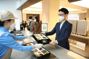 “밥은 회사가 줘야지”… 대기업 직원, 급식업체 개방에 발끈