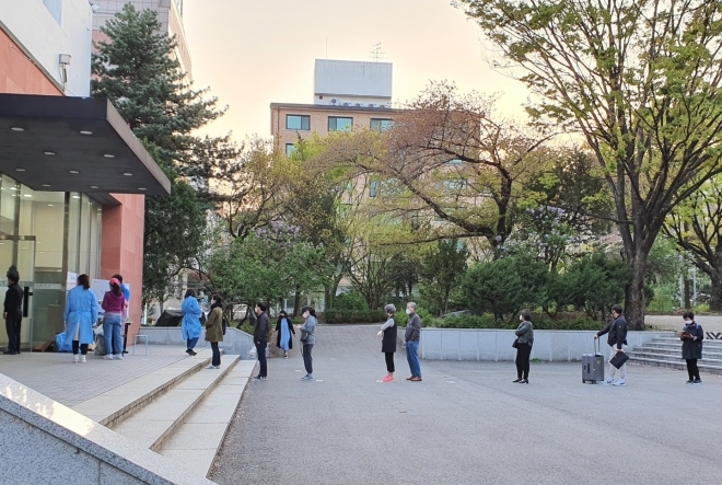 7일 오후 6시 30분쯤 서울 서초구 서울고등학교 투표소를 찾은 시민들이 1m 거리두기를 한 채 줄을 서 있다. 최영권 기자 story@seoul.co.kr
