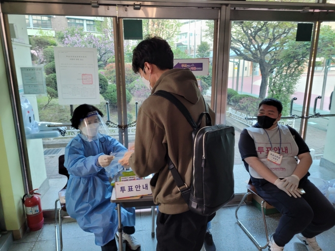 서울 서초구 서일초등학교 투표소를 찾은 한 남성이 비닐장갑을 끼고 있다. 최영권 기자 story@seoul.co.kr
