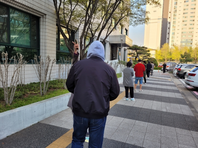 서울 강남구청에 마련된 투표소를 찾은 시민들이 퇴근 시간 무렵인 저녁 6시에 1m 거리두기를 한 채 줄을 서 있다. 최영권 기자 story@seoul.co.kr