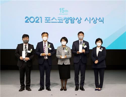 2021 포스코청암상 수상자들. 왼쪽부터 백무현 카이스트 교수, 정수복 용남중 교장, 이경림 세움 대표, 정한 아이쓰리시스템 대표, 김선욱 포스코청암재단 이사장. 포스코 제공