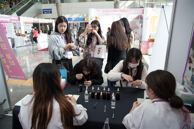 2019년 청주 오송에서 열린 오송화장품뷰티산업 엑스포 마켓관에서 방문객들이 체험프로그램을 즐기고 있다. 충북도 제공