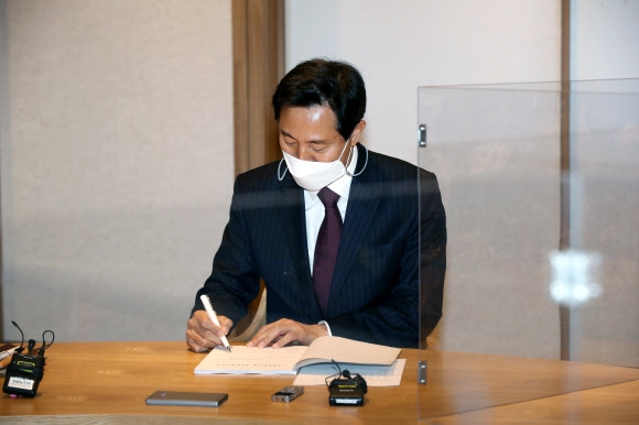 사무 인계 인수서에 서명하는 오세훈 서울시장