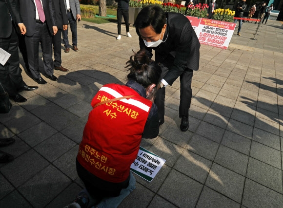 노량진 수산시장 상인 일으키는 오세훈 시장