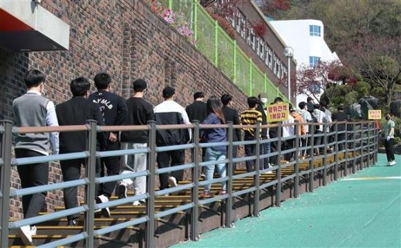 지난 6일 대전 동구의 한 고등학교 학생들이 코로나19 전수조사를 받기 위해 선별검사소로 향하고 있다. 대전 뉴스1