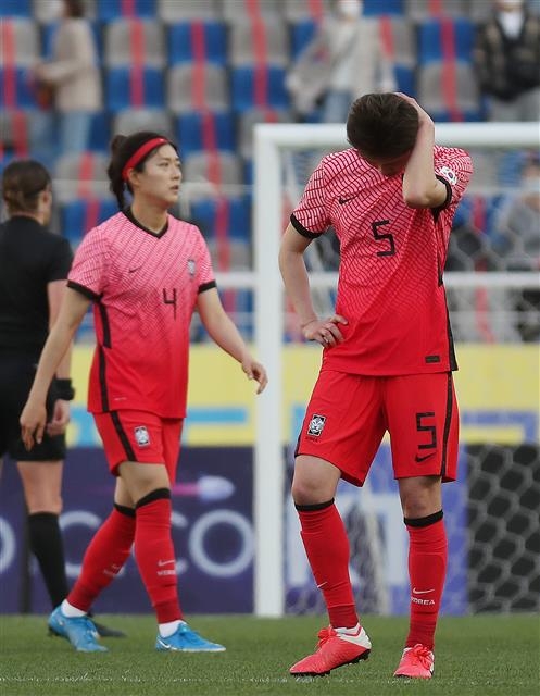여자축구 대표팀 수비수 홍혜지(오른쪽)가 8일 고양 종합운동장에서 열린 중국과의 도쿄올림픽 여자축구 아시아 최종예선 플레이오프 1차전에서 1-2로 패하자 아쉬워하고 있다. 뉴스1