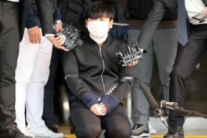 [포토] 무릎 꿇은 ‘세 모녀 살해’ 김태현