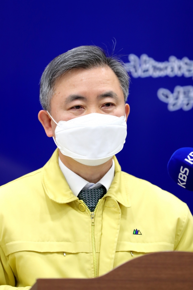 김장회 충북도 행정부지사가 9일 코로나19 브리핑을 하고 있다. 충북도 제공.