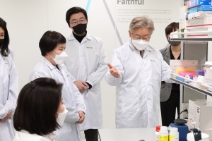 이재명 “희귀질환 치료제 개발은 보건안보 산업”