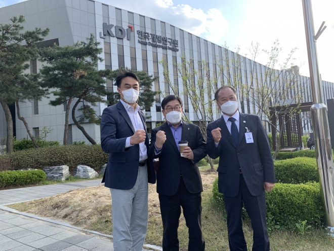 신동헌(가운데) 광주시장, 김상호(왼쪽) 하남시장, 정동균(오른쪽) 양평군수가 9일 세종시 한국개발연구원(KDI)에서 열린 서울~양평 고속도로 예비타당성조사 평가위원회에 참석했다. 광주시 제공