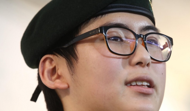 변희수 전 하사가 지난 1월 22일 서울 마포구 군인권센터에서 열린 기자회견에서 질문에 답하고 있다. 연합뉴스  