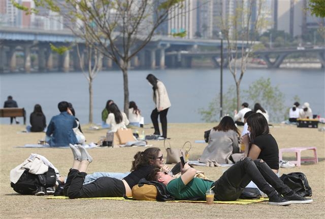11일 오후 서울 여의도한강공원에서 시민들이 포근한 봄 날씨를 만끽하고 있다. 2021.4.11 뉴스1