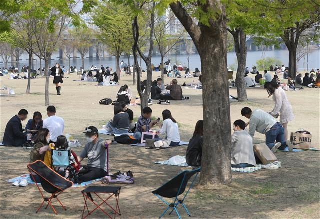 11일 오후 서울 여의도한강공원에서 시민들이 포근한 봄 날씨를 만끽하고 있다. 2021.4.11 뉴스1