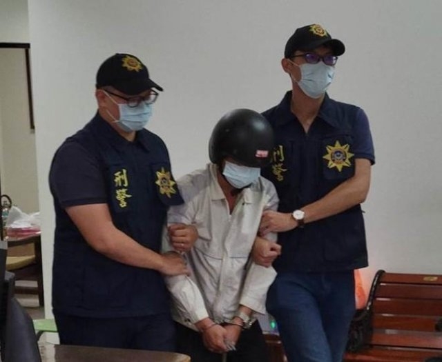 스토킹하던 20대 여성을 교통사고로 위장해 살해한 50대 대만 남성(가운데). 대만 중국시보 캡처