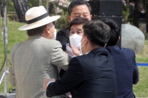 “김원웅 회장, 정치 편향 안 돼” 멱살잡이한 독립운동가 손자