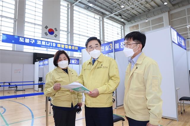 서울 도봉구 창동문화체육센터 내에 마련된 백신접종센터를 방문한 이동진(왼쪽 두 번째) 도봉구청장이 현장을 둘러보며 설명을 듣고 있다. 도봉구 제공