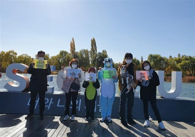 지난해 열린 제11회 마포거북이마라톤에 참여한 서울 마포구 주민들이 기념 촬영을 하고 있다. 마포구 제공