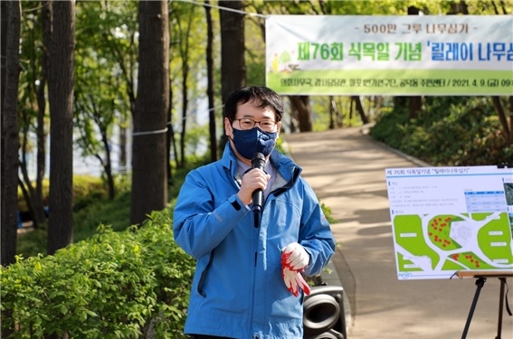 9일 공덕동 아현녹지 일대에서 주민과 함께 나무심기 활동 중인 이세열 의원. 이세열 의원실 제공