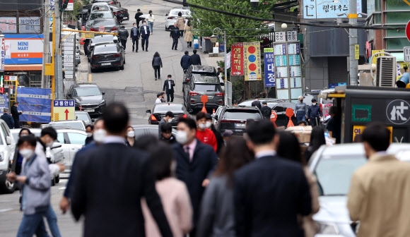 정부가 ‘사회적 거리두기’ 조치를 3주간 연장한 가운데 12일 오후 서울 서초구 서초대로 인근에서 직장인들이 걸어가고 있다. 2021.4.12 연합뉴스
