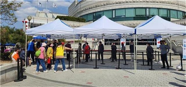 노란 조끼를 입고 은평구 백신접종센터인 은평문화예술회관에서 활동하고 있는 ‘백신동행단’. 은평구 제공