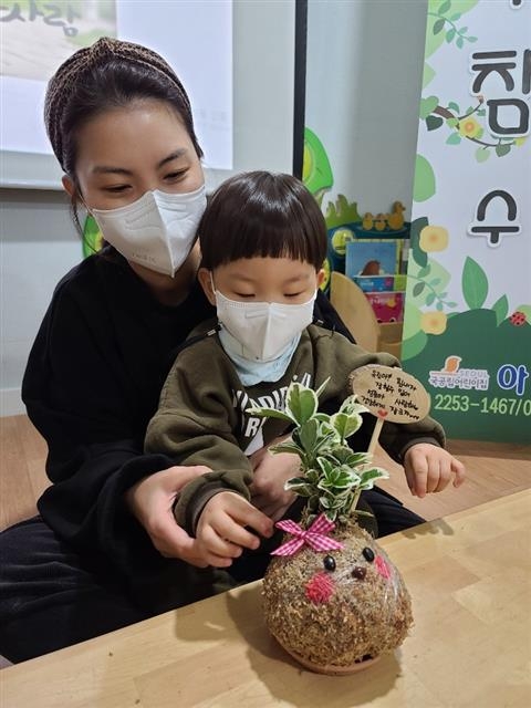 최근 영유아 무상보육을 실현한 서울 중구의 한 어린이집에서 부모 참여 수업이 진행되고 있다. 중구 제공
