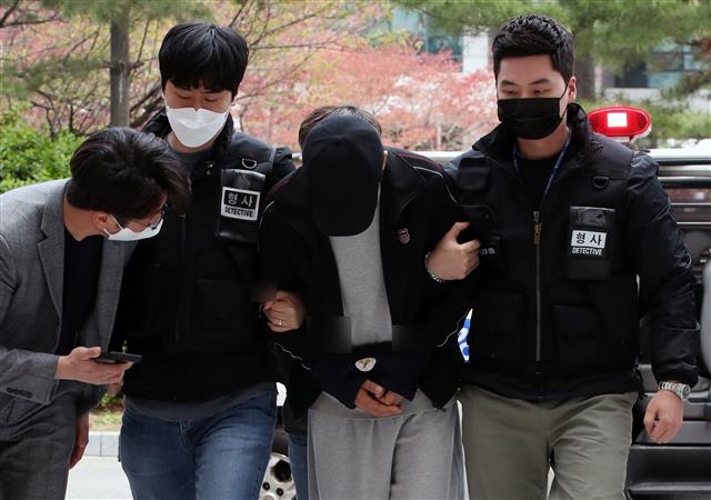 유흥주점 60대 점주 성폭행한 중국인 영장실질 심사 출석