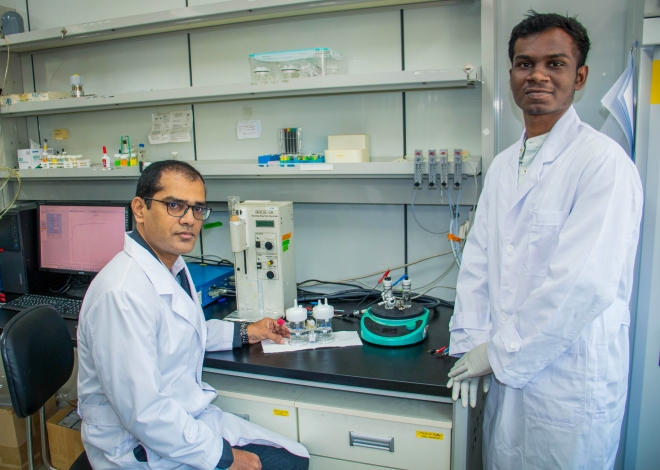 .DGIST 에너지공학전공 샨무감 교수(좌), 데이비드 쿠마르 에스도스 석사과정생(우)
