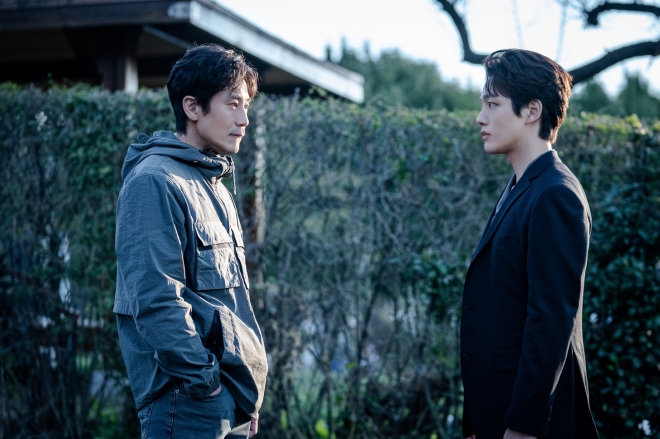 ‘괴물’에서 여진구는 15년 전 아역을 연기했던 배우 신하균과 다시 만나 사건의 진실을 좆는 두 형사로 열연했다. JTBC 제공