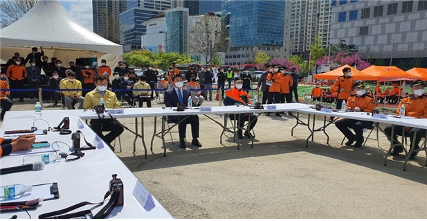 훈련 참관 중인 도시안전건설위원회 성흠제위원장