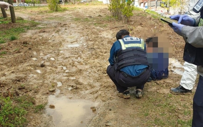 진흙에 몸 빨려 들어간 남성 구조하는 경찰. 부산경찰청 제공