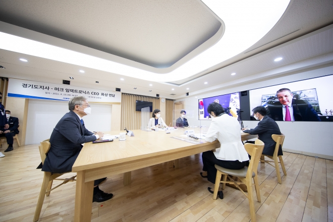 이재명 지사가 13일 도청 상황실에서 카이 베크만 머크 일렉트로닉스사 CEO와 화상 면담을 하고 있다. 경기도 제공 