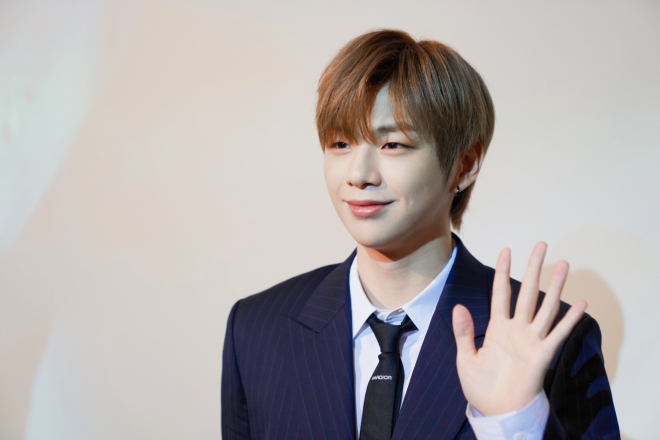 19일 새 미니앨범 ‘옐로’로 컴백한 강다니엘이 서울 강남구 CGV 청담씨네시티에서 열린 기자간담회에서 인사하고 있다. 커넥트엔터테인먼트 제공