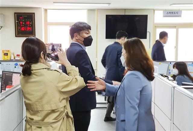 전남경찰청 반부패 경제범죄수사대가 13일 오전 정현복 광양시장의 부동산 투기 의혹과 관련해 시장 집무실과 도로과, 총무과를 압수수색하고 있다. 광양 뉴스1