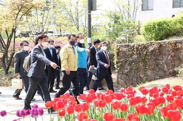 유동균(앞줄 왼쪽 세 번째) 서울 마포구청장이 지난 10일 ‘마포 걷고 싶은 길’ 10곳 중 1코스인 ‘경의선 숲길’을 걸으며 불편한 점은 없는지 점검하고 있다. 마포구 제공