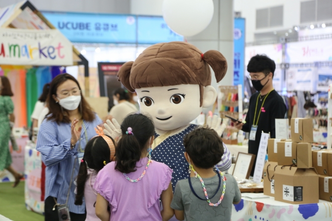 사진1. 대구키즈엑스포에서 인형탈과 인사하는 아이들(2020년)