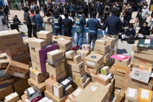 ‘택배대란’ 고덕 아파트 개별배송 재개…“입주민 악의적 문자·전화 항의”