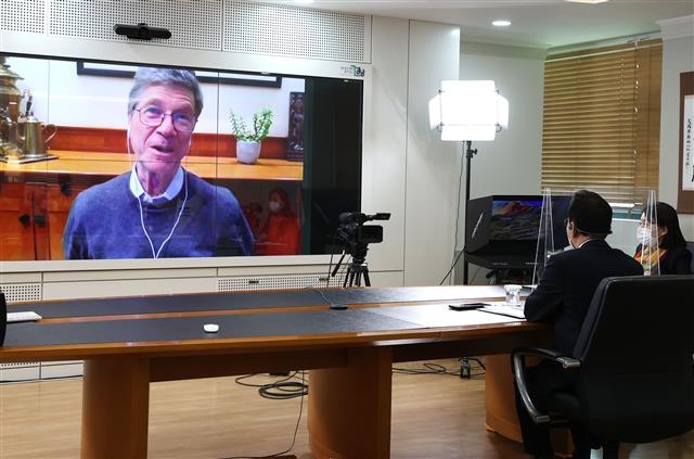 정순균 강남구청장이 지난 13일 스마트회의실에서 미국 컬럼비아대 석좌교수인 제프리 삭스의 강연을 듣고 있다. 강남구 제공