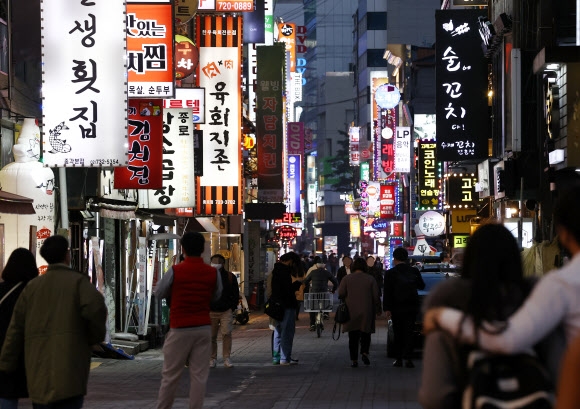 식당과 카페 등 다중이용시설의 영업시간이 오후 11시까지로 1시간 연장됐다. 시민들이 서울 종로구 종각젊음의거리를 걷고 있다.  연합뉴스