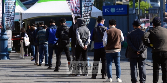 코로나19 ‘4차 유행’이 가시화된 가운데 14일 서울역 광장에 마련된 중구 임시선별진료소에서 시민들이 검체검사 순서를 기다리고 있다. 2021. 4. 14. 박윤슬 기자 seul@seoul.co.kr