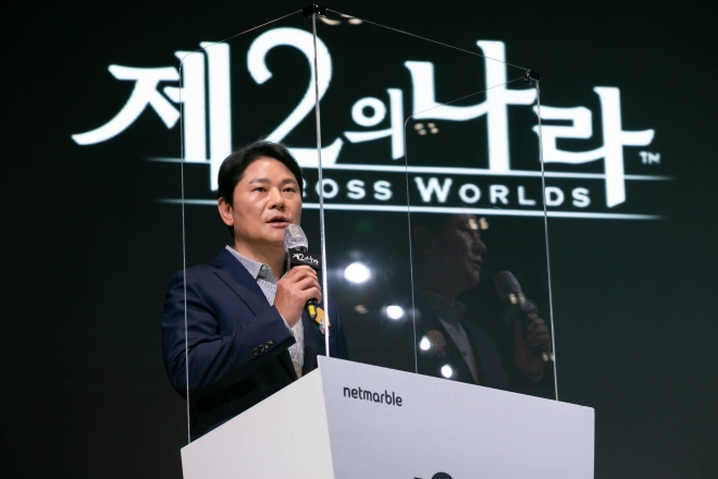 권영식 넷마블 대표가 14일 서울 구로구 넷마블 본사에서 신작 게임인 ‘제2의 나라’를 소개하고 있다. 넷마블 제공