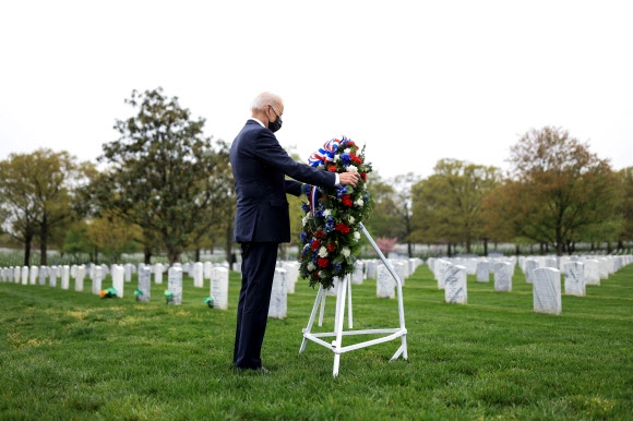 바이든 대통령은 철군 발표 직후 아프간 전사 미군 등이 안장된 워싱턴DC 인근 버지니아주 알링턴 국립묘지를 찾아 희생 미군을 추모했다. 2021-04-15 로이터연합