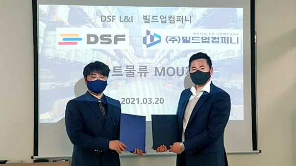 김석(왼쪽) DSF L&I 스마트물류연구소장과 신인섭 빌드업컴퍼니 전무이사가 협약식 뒤 기념 촬영을 하고 있다. DSF L&I 제공