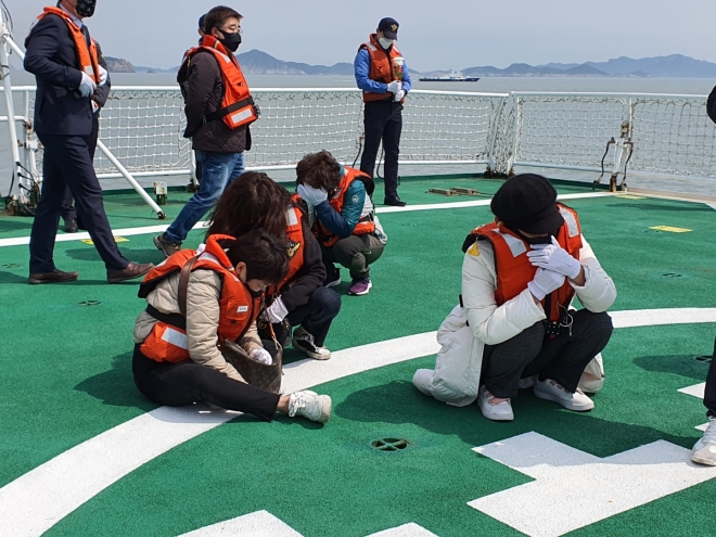 세월호 참사 7주기를 맞은 16일, 사고 해역에 도착한 단원고 유가족들이 주저 앉아 울고 있다. 최영권 기자 story@seoul.co.kr