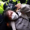 [포토] 경찰에 가로막힌 ‘일본 정부 규탄’ 대학생